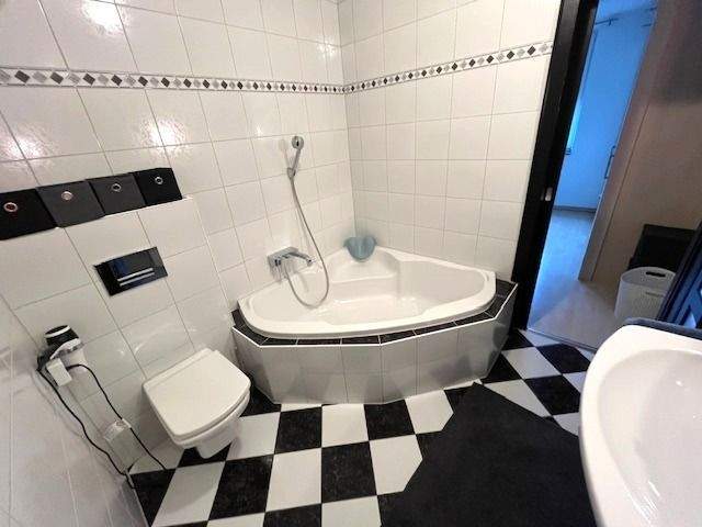 200 m² Eigentümerwohnung + 3 Mieteinheiten, Garage, Wintergarten uvm. 9 zimmer