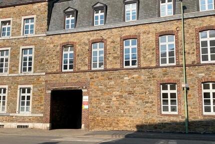 helle und geräumige PraxisBüro zimmer