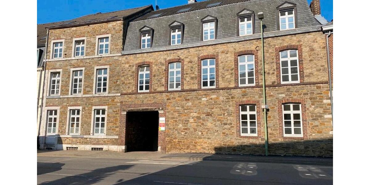 helle und geräumige PraxisBüro zimmer