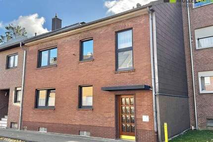 Großzügiges Einfamilienhaus mit Garten, 2 Garagen und vielseitigem Raumkonzept in Dürwiß 7 zimmer