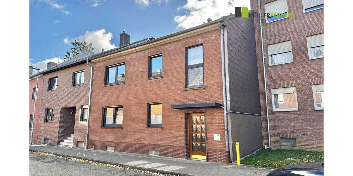 Großzügiges Einfamilienhaus mit Garten, 2 Garagen und vielseitigem Raumkonzept in Dürwiß 7 zimmer