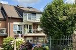 *** WEDOW *** Zweifamilienhaus mit Balkon, Garten & Stellplätzen – Wohnen & Investieren