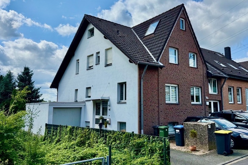 *** WEDOW *** Zweifamilienhaus mit Balkon, Garten & Stellplätzen – Wohnen & Investieren