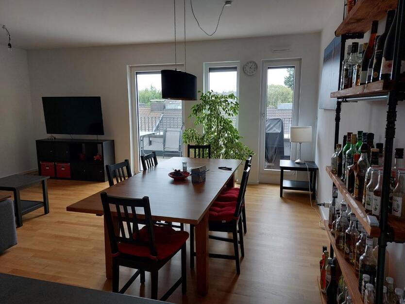Helle, moderne 4-Zimmer-Wohnung mit großem Balkon und Einbauküche