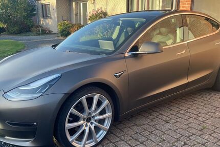 Tesla Model 3 132.000 km 21.500 € Heinsberg 52525