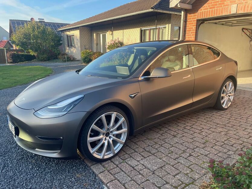 Tesla Model 3 132.000 km 21.500 € Heinsberg 52525