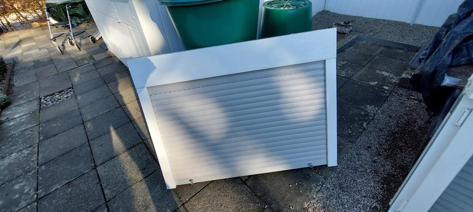 Fenster unterschiedlicher Größe mit Rolladenkasten zimmer