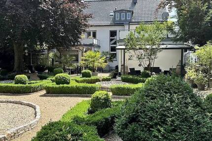 **ZUHAUSE für zwei Familien oder eine Großfamilie auf TRAUMgrundstück und Platz für viele PKW**
