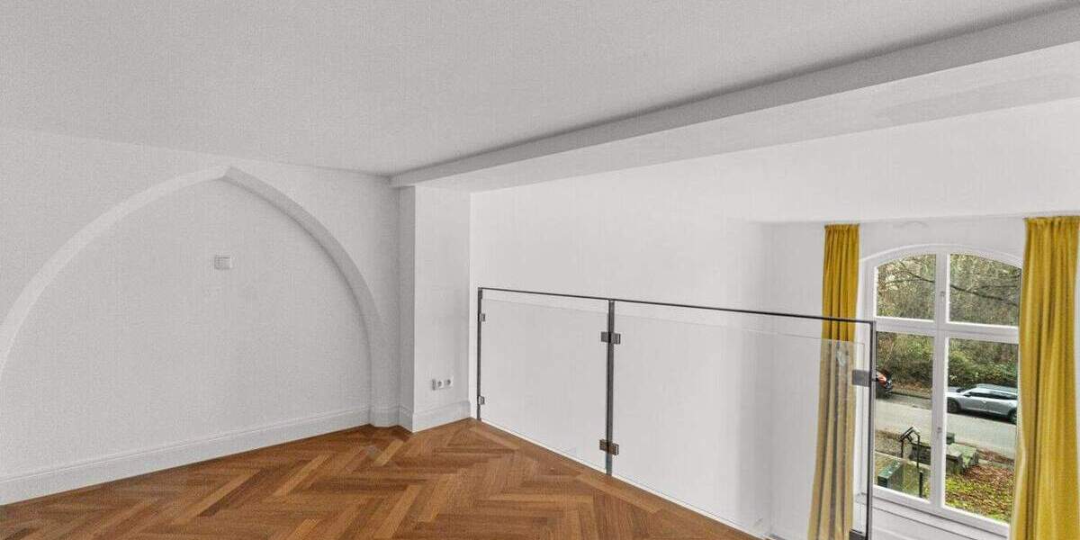 Denkmalgeschützte Erdgeschosswohnung mit Empore, Fischgrätparkett und Loftgefühl 2 zimmer