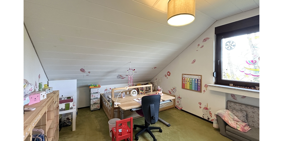 JÄSCHKE - Großzügige 4-Zimmer-Dachgeschosswohnung mit Gartenanteil und Garage 5 zimmer