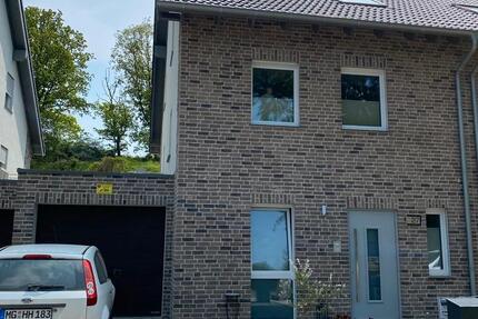 Schöne Doppelhaushälfte, in sehr ruhiger Lage zum 01.06.2026 5 zimmer