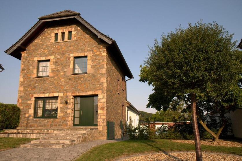 Bruchsteinhaus mit Garten und zwei Garagen