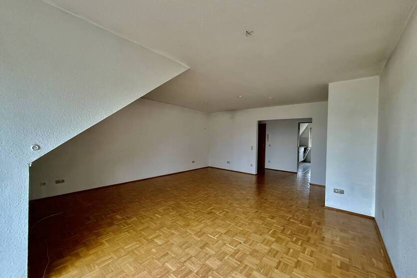 *** WEDOW *** Zweifamilienhaus mit Balkon, Garten & Stellplätzen – Wohnen & Investieren