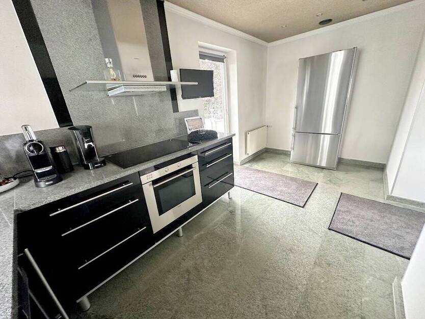 **ZUHAUSE für zwei Familien oder eine Großfamilie auf TRAUMgrundstück und Platz für viele PKW**