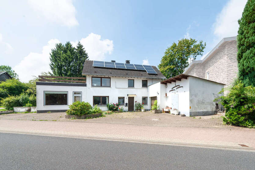 PHI AACHEN: Vielseitiges Zuhause mit Gewerbeeinheit und Photovoltaik im Herzen von Simmerath!