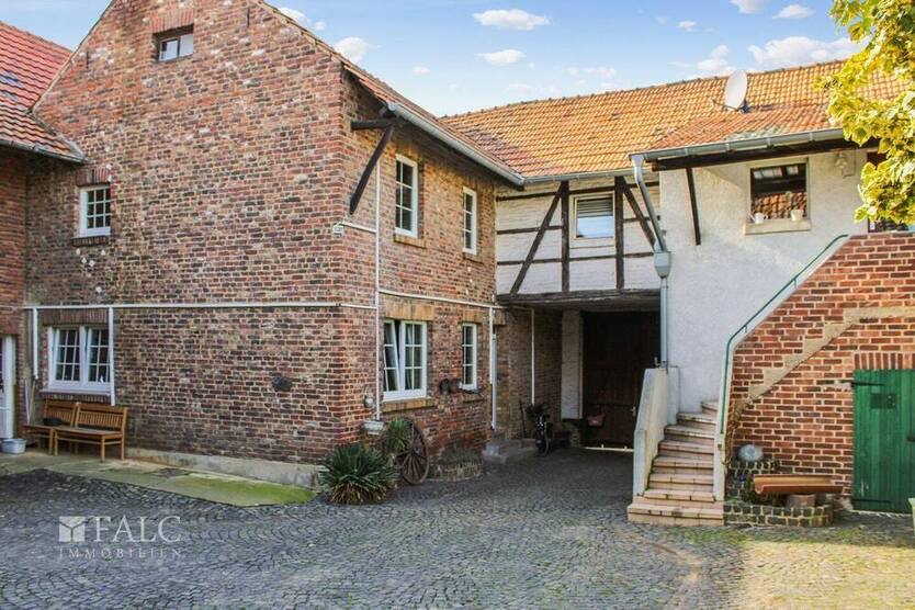 Vierkanthof mit Blick auf Wiesen und Felder