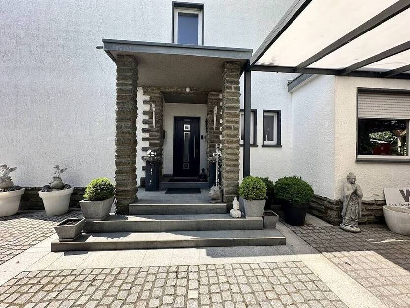 **ZUHAUSE für zwei Familien oder eine Großfamilie auf TRAUMgrundstück und Platz für viele PKW**