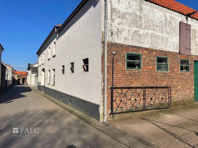 Vierkanthof mit Blick auf Wiesen und Felder