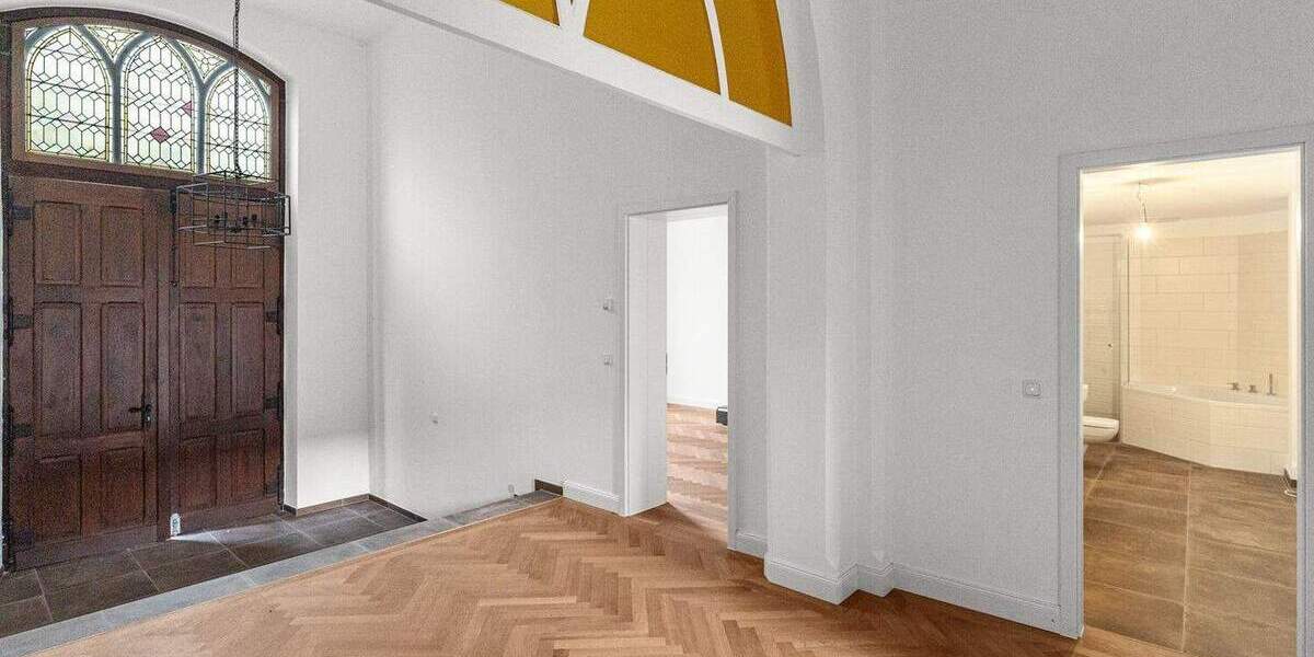 Denkmalgeschützte Erdgeschosswohnung mit Empore, Fischgrätparkett und Loftgefühl 2 zimmer