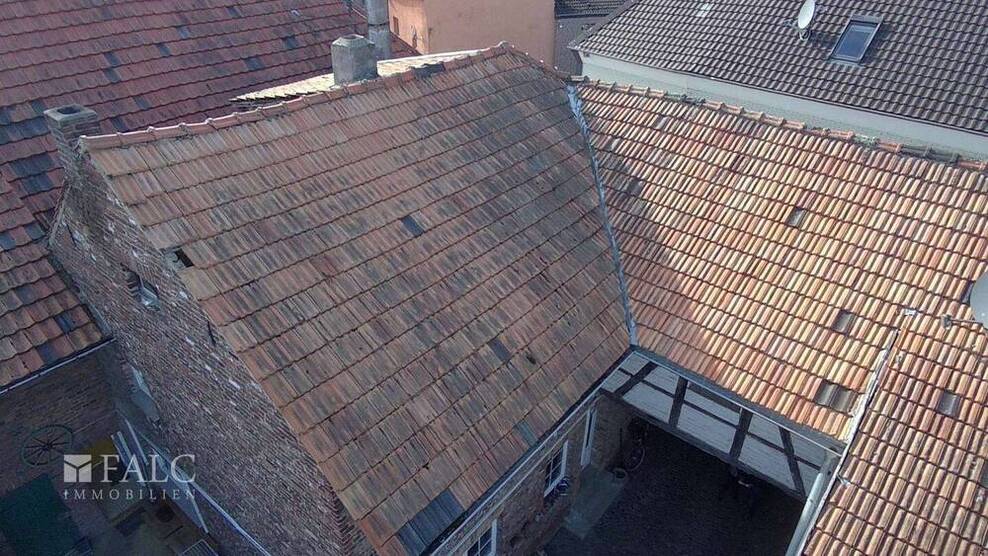 Vierkanthof mit Blick auf Wiesen und Felder