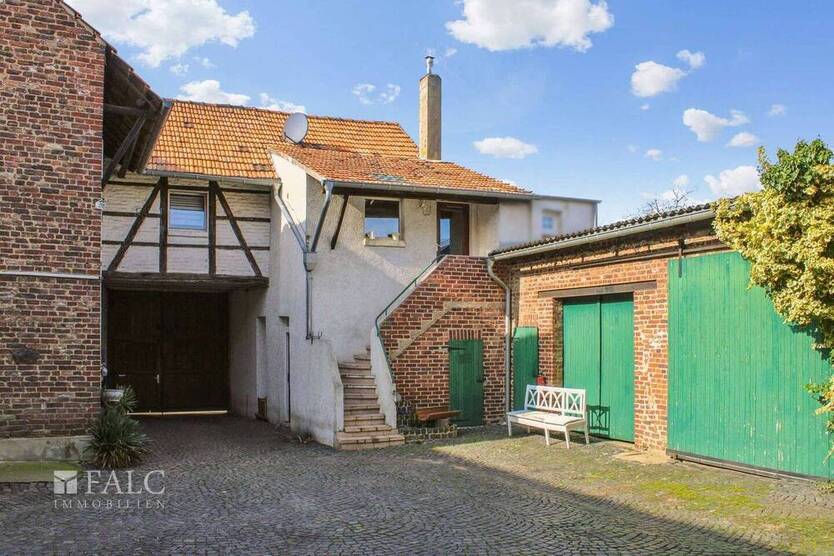 Vierkanthof mit Blick auf Wiesen und Felder