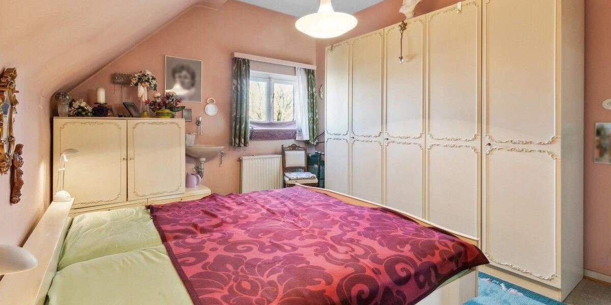 Freistehende und potentialreiche Doppelhaushälfte auf weitläufigem Grundstück (Süd-West-Ausrichtung) 3 zimmer