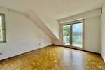*** WEDOW *** Zweifamilienhaus mit Balkon, Garten & Stellplätzen – Wohnen & Investieren