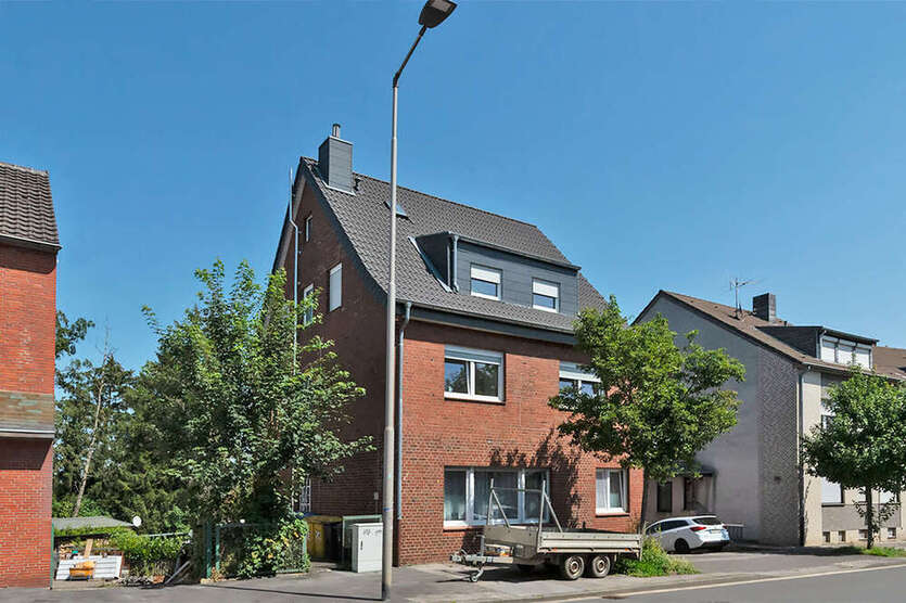 PHI AACHEN - Gepflegtes Dreifamilienhaus mit Garagen in bekannter Lage von Herzogenrath-Kohlscheid!
