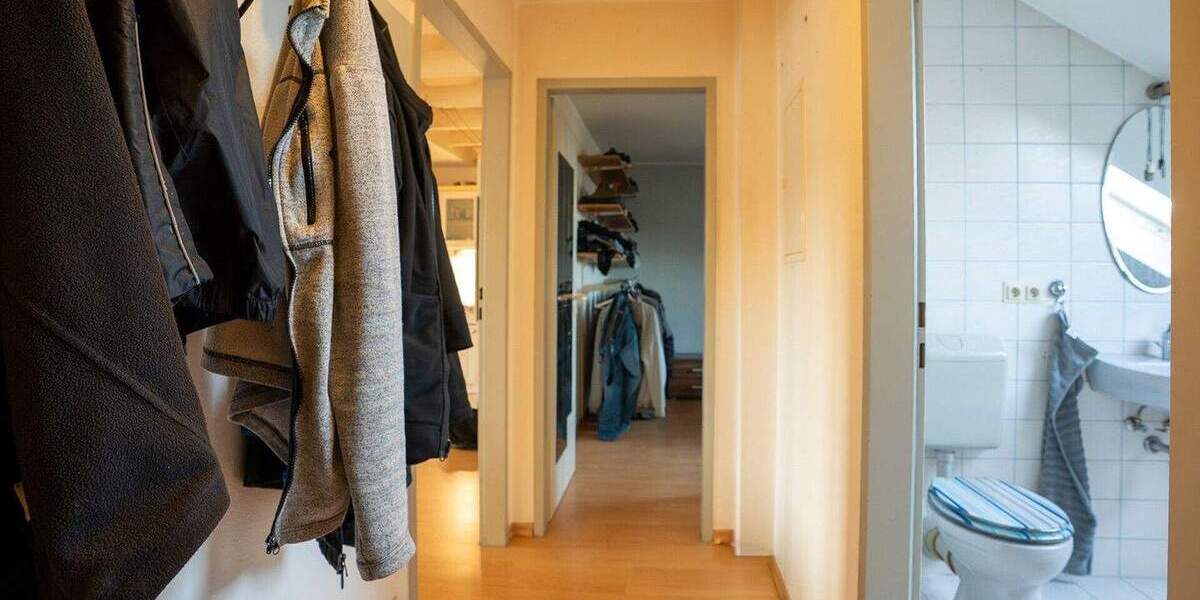 Helle 2-Zimmer-Dachgeschosswohnung mit Balkon, Tageslichtbad und durchdachter Raumaufteilung 2 zimmer